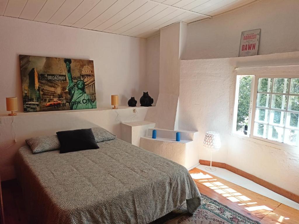 Dormitorio con cama de matrimonio y ventana al exterior